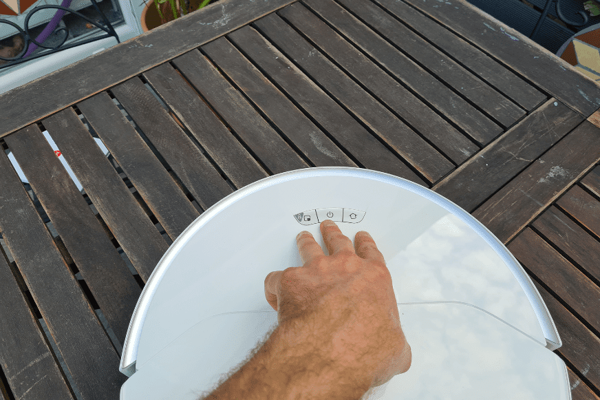 3 кнопки для управления Roborock S7 Pro Ultra расположены на верхней части робота-пылесоса.